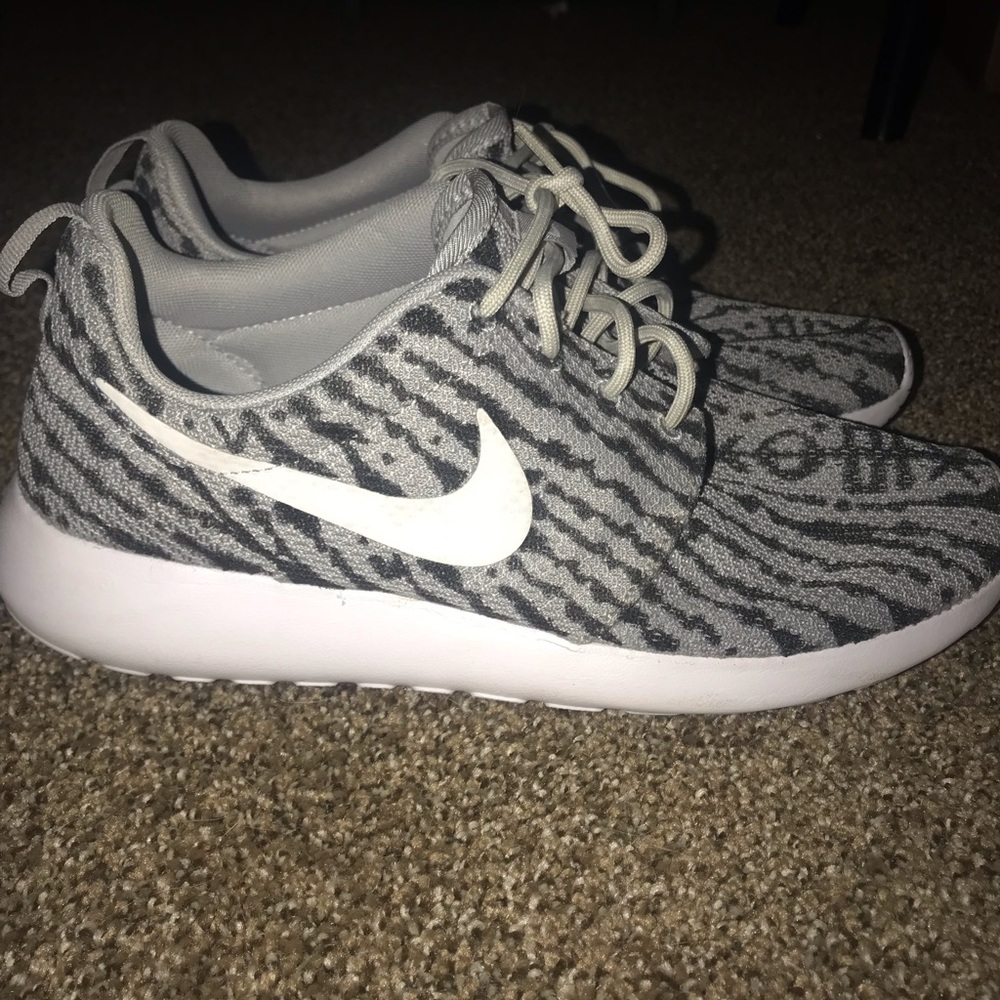 Used women’s custom nike roshe size 10!